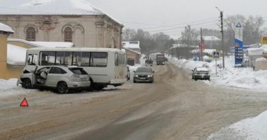 В Слободском столкнулись автобус и «Лексус»: пострадали два человека